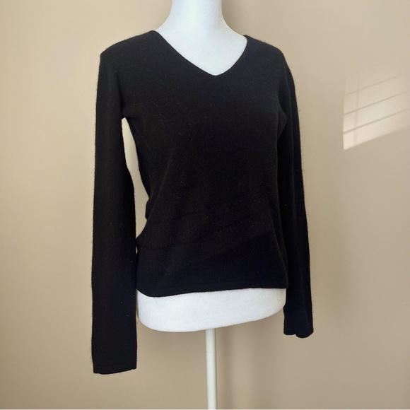 Wendy B. Pullover Cashmere V-Neck Sweater. Women’s XS. Black. - Picture 2 of 8